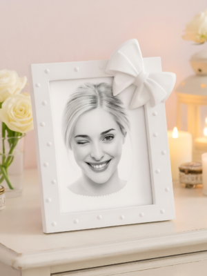 PORTAFOTO IN RESINA CON FIOCCO BIANCO 13X18 – MASCAGNI